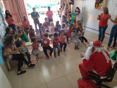 NÃºcleo Feminino Coprossel e CEMEI Sementinha do Saber levam alegria no Natal das CrianÃ§as da Escola